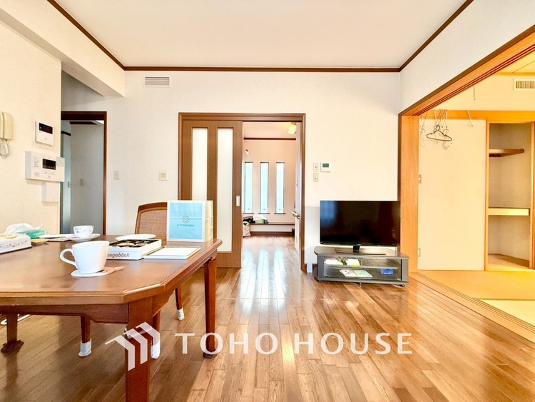 内装 【Kitchen】一歩一歩踏みしめる喜びを。光り眩い羨望のリビングへ。一歩一歩を踏みしめて家族の集う幸せの場所へ。すべてがクライマックスのマイベストホーム。