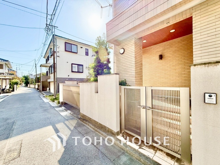 外観 【癒しの空間】室内構成に拘り採光とセンスを散りばめた空間。それは『柔らかさ』に似た素敵な居場所。そこに暮らす人のことを考えつくり出したものは『癒し』という心地よい居場所なんだと思う。