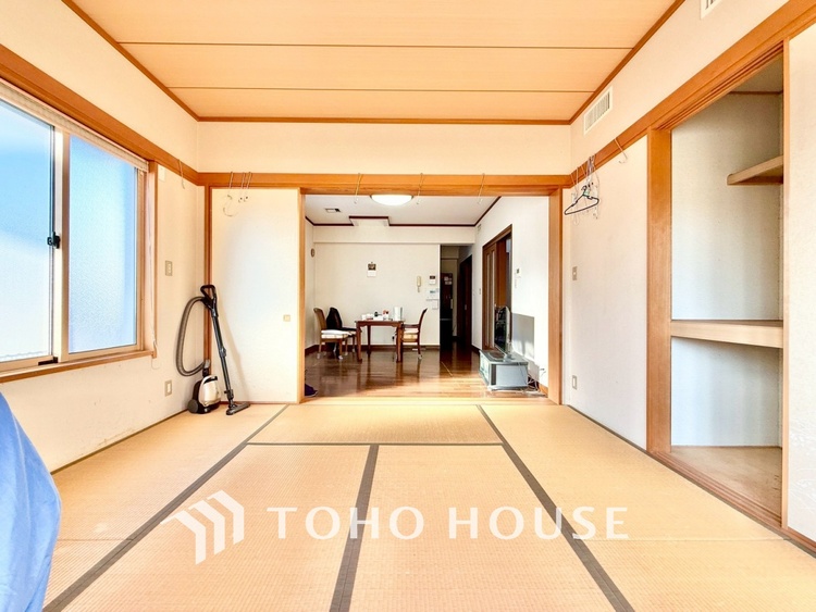 内装 【愛する人達】との幸せな時間をここで楽しむ。耐震性、デザイン、そして対面キッチンを備えたユーティリティー。何も妥協しないライフスタイル。愛する家族を大切にする人達が住まう家。