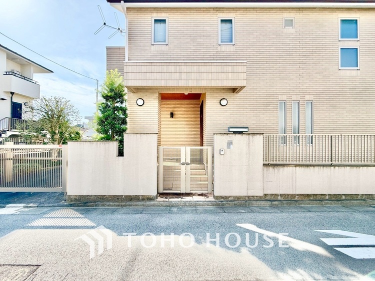 外観 【木漏れ日】の様な採光が優しく足元を照らし、心地いい暮らしの道しるべを写し出す。この空間で過ごす家族との語らいの時間がとても素敵で幸せを感じるかもしれない。