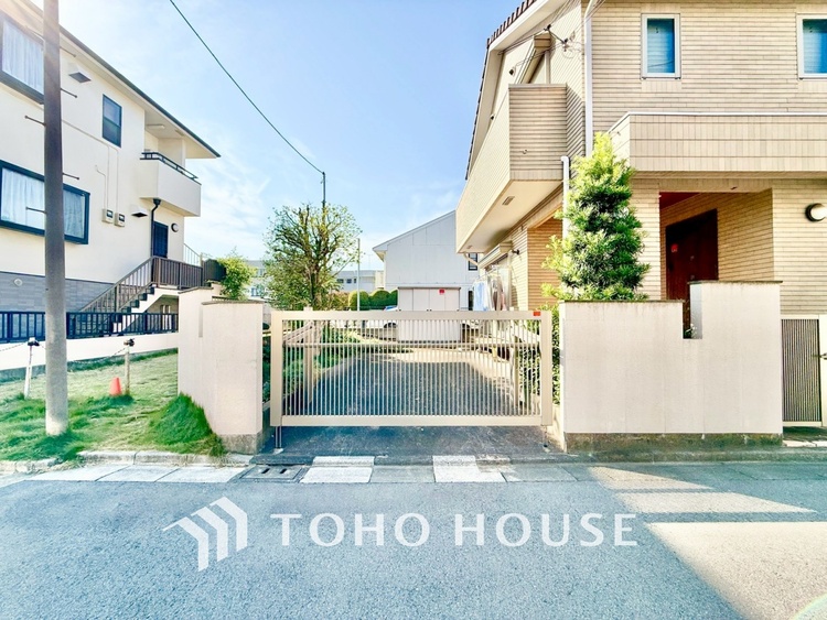 外観 【季節外れのホームホリディ】喧噪から離れ広々したリビングでゆったりと過ごす。そんな寛いだ休日もあっていい。だって『何もしない時を楽しむ』そんな贅沢な時間を愛する家族と堪能できるのだから。