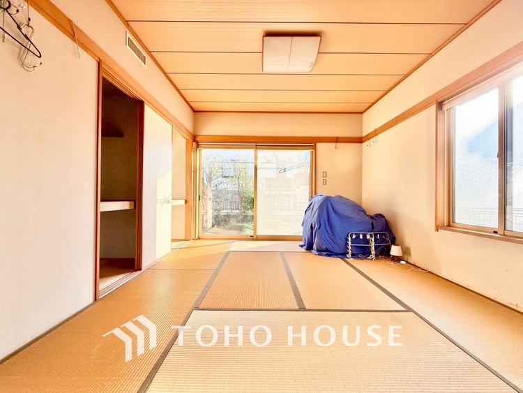 内装 【悠久の時】家族への思いを抱きながら、平和に過ごす悠久の時。あたかかく感じるのは、日当たりだけではない。広く和やかに暮らせる空間と、家族の存在を噛みしめて