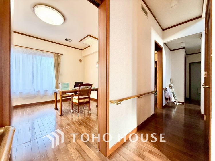 内装 【スペシャルシーン】デイリーシーンからスペシャルシーンまで様々なシーンで使用出来る、フレキシブルで飽きのこないこの空間。僕の頭の中では大好きなソファとダイニングテーブルと家族の笑顔が広がっていた