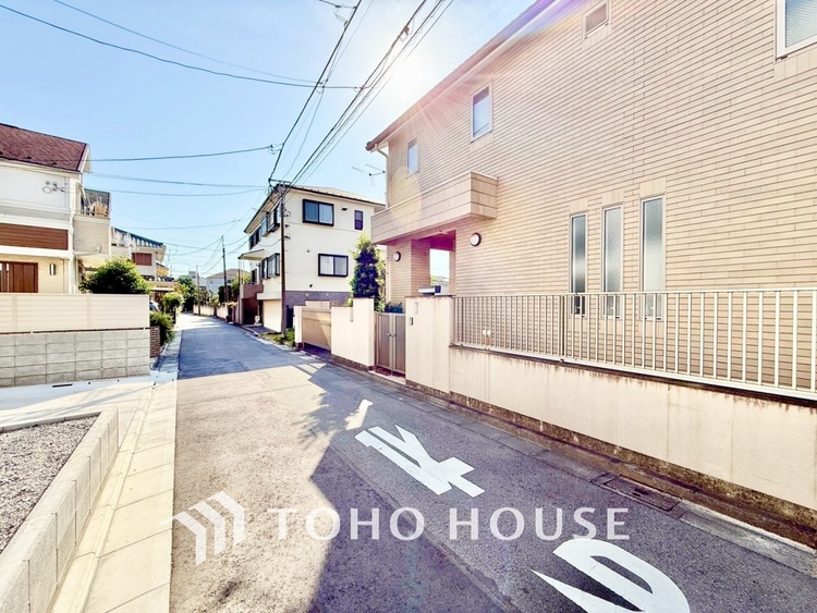 外観 【リビングルーム】天井に埋められた連続する眩い光−ダウンライト。それはまるでフライト航路のアプローチライトのように優美でロマン溢れるポジショニング。