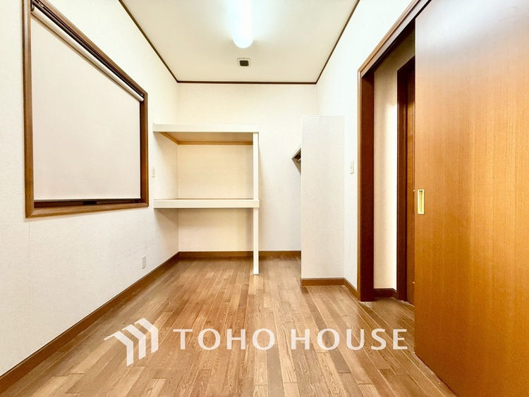 内装 【色彩】この空間に放たれた光は華美なまでに演出されたデザイン。流れる時をより芳醇なコーヒーの様な色彩奏でるアダージョ。そして情景豊かな作品のような暮らしがイメージできる。