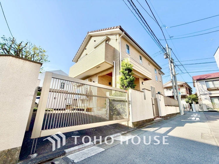 外観 窓を開けベランダに出ると当所なく広がる街と空のスクリーン。風が凪ぎ一時停止する目の前の画面の中、僕は一体何を考えていたのだろう。牧歌な街並みが僕を穏やかにさせてくれる。