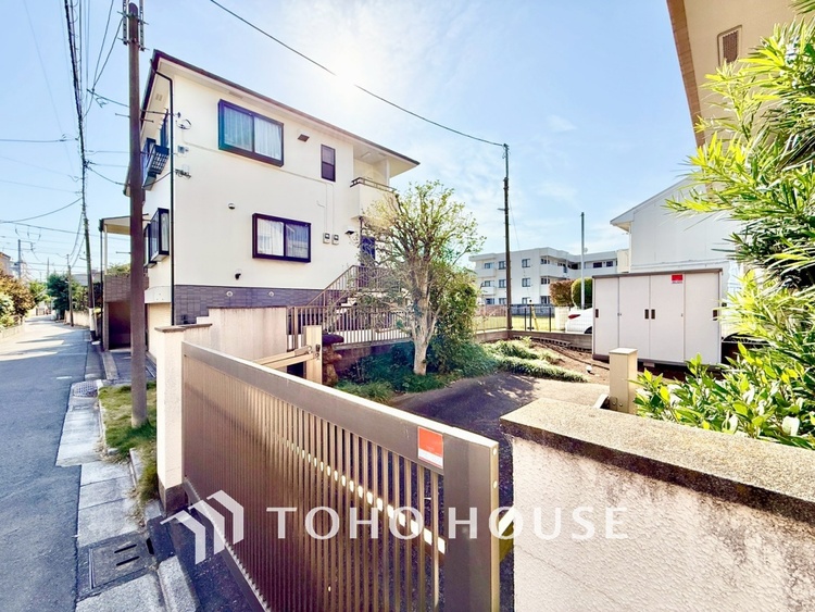 外観 【自身の道】華道、剣道、そしてここで暮らす者の正道。物事の正しい考えや愛する家族とのコミュニケーション。そんな考えの暮らし方がこの空間にも散りばめられている。