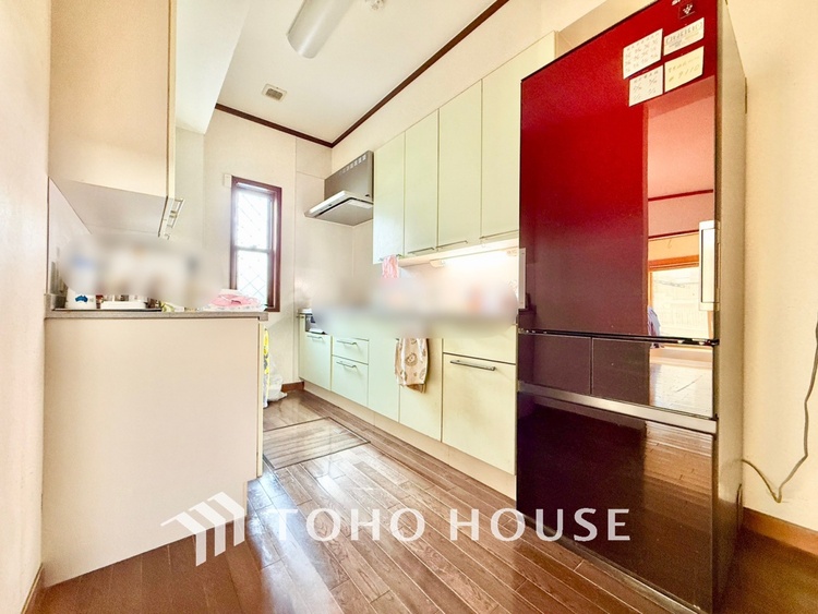 キッチン 【居心地のいい暮らし】には欠かせない眩い採光。ゆったりとした幅の窓からこの空間に降り注ぐ採光が絶えない。明るいリビングこそ居心地のいい暮らしが待っているのだと思う。