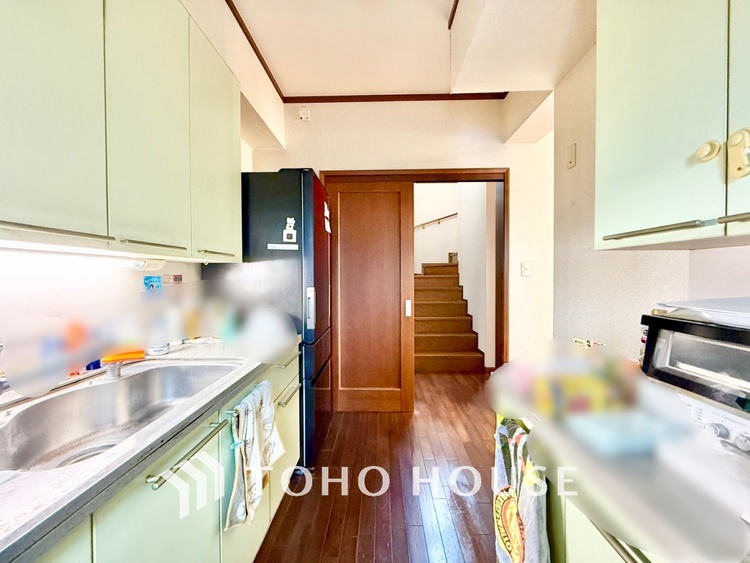 キッチン 【癒しの空間】室内構成に拘り採光とセンスを散りばめた空間。それは『柔らかさ』に似た素敵な居場所。そこに暮らす人のことを考えつくり出したものは『癒し』という心地よい居場所なんだと思う。