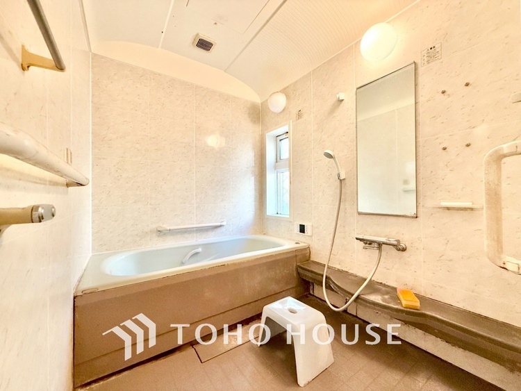 風呂 【Bathroom】奥行きが長く足を延ばしてもラクラクのスペース。体の大きい方でも嬉しいワイドサイズ。また、カビが付きにくく軽くこすれば簡単に落ちるお掃除ラクラク仕様です。