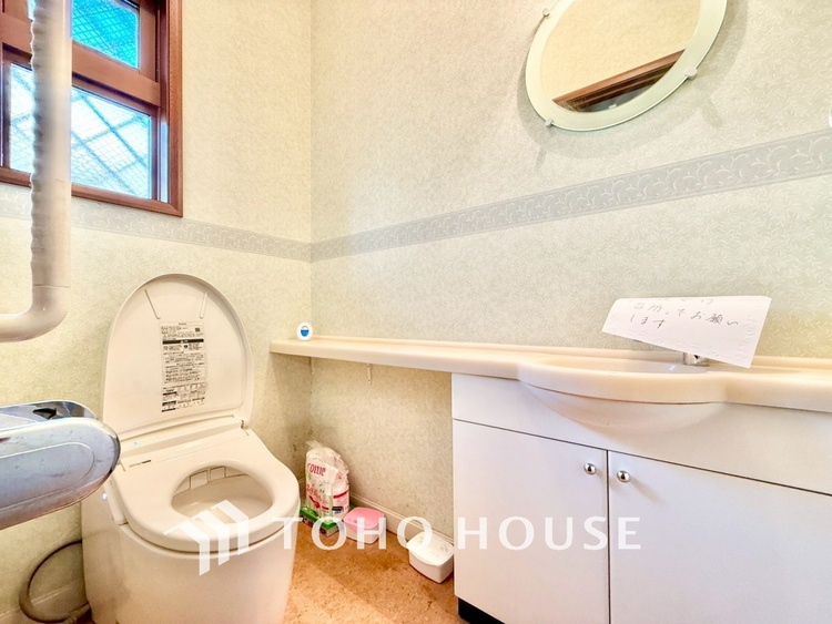 トイレ 【Toilet】トイレも全て新品に交換されており、清々しく新生活を始めることができます。白基調の清潔感のある空間に生まれ変わりました。