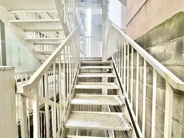 設備 共用部の階段です。明るく清潔に管理されています。