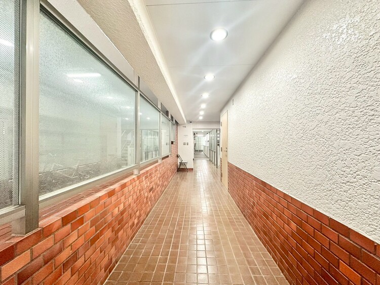 エントランス 綺麗に整備されており、行き届いた管理体制をうかがわせます。