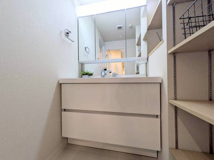 その他 清潔感を感じられる洗面化粧台。