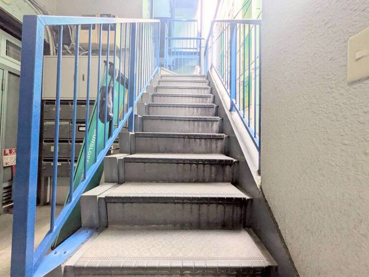 その他 共用部の階段です。明るく清潔に管理されています。