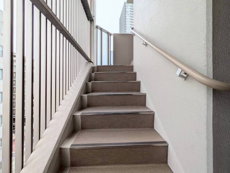 その他 共用部の階段です。明るく清潔に管理されています。