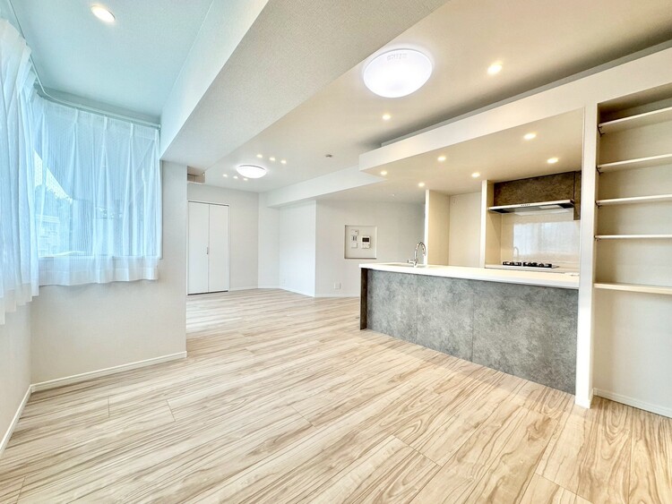 居間 通風・採光に優れ、心地よい光と風が溢れています。