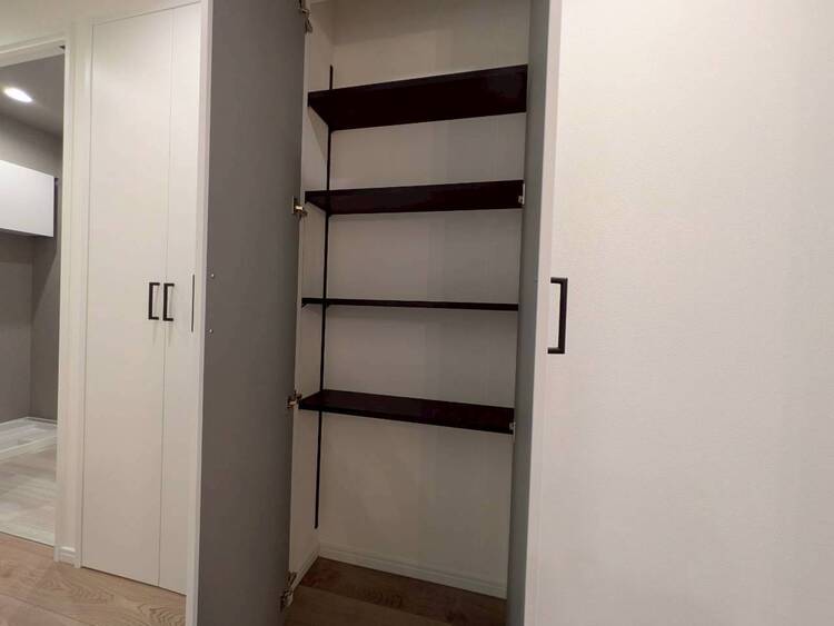 収納 家電やスーツケース、ストック品など何でも片付く嬉しい空間です。