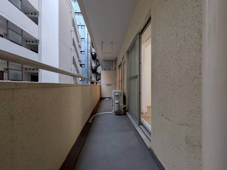 バルコニー 朝の澄んだ空気や、夕方に吹く清々しい風を感じられるバルコニー。