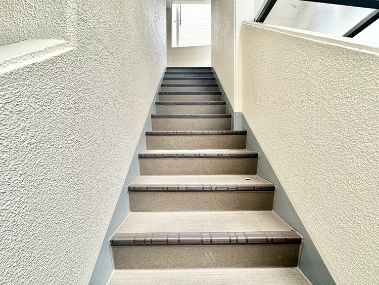設備 共用部の階段です。明るく清潔に管理されています。