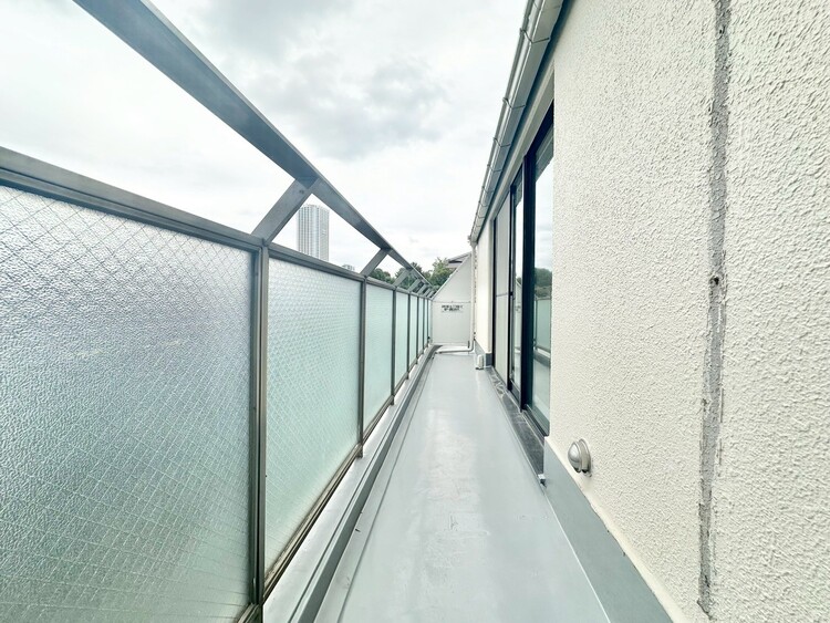 バルコニー 朝の澄んだ空気や、夕方に吹く清々しい風を感じられるバルコニー。