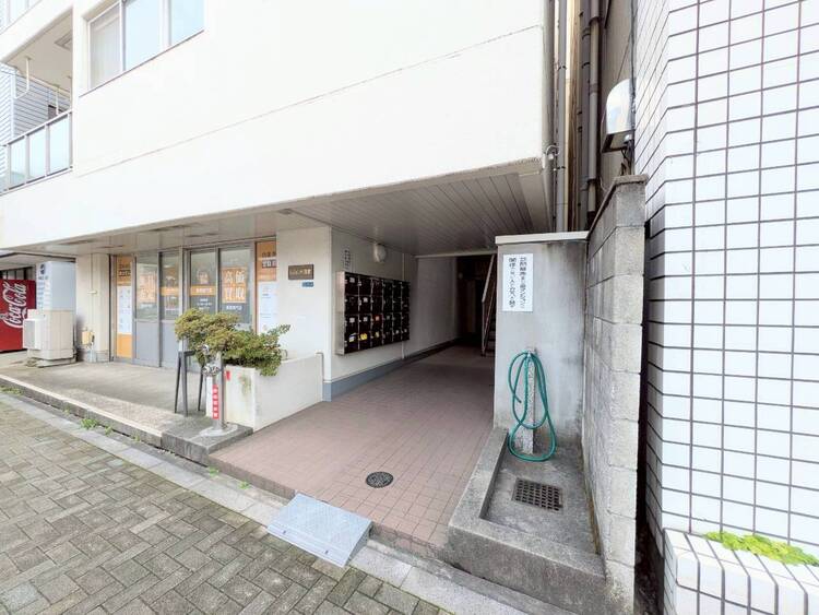 その他 上質感漂う玄関アプローチです。