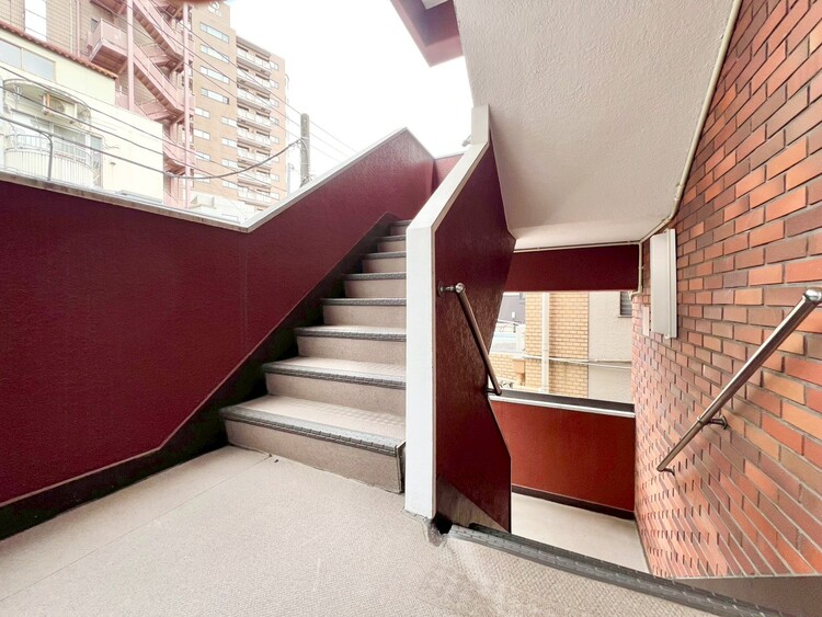 その他 共用部の階段です。明るく清潔に管理されています。