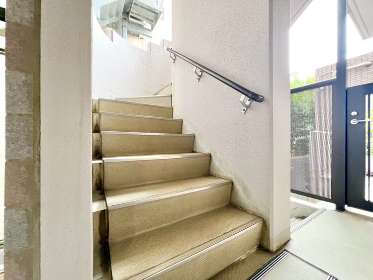 その他 共用部の階段です。明るく清潔に管理されています。