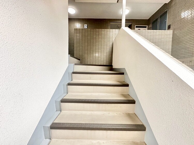 設備 共用部の階段です。明るく清潔に管理されています。