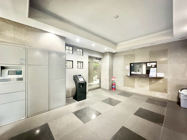 エントランス 綺麗に整備されており、行き届いた管理体制をうかがわせます。