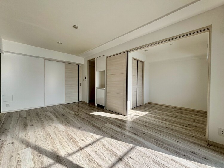 居間 通風・採光に優れ、心地よい光と風が溢れています。