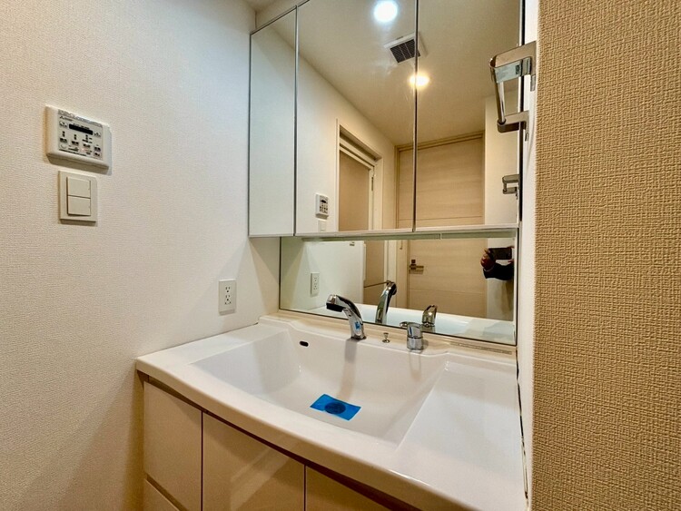 洗面 清潔感を感じられる洗面化粧台。