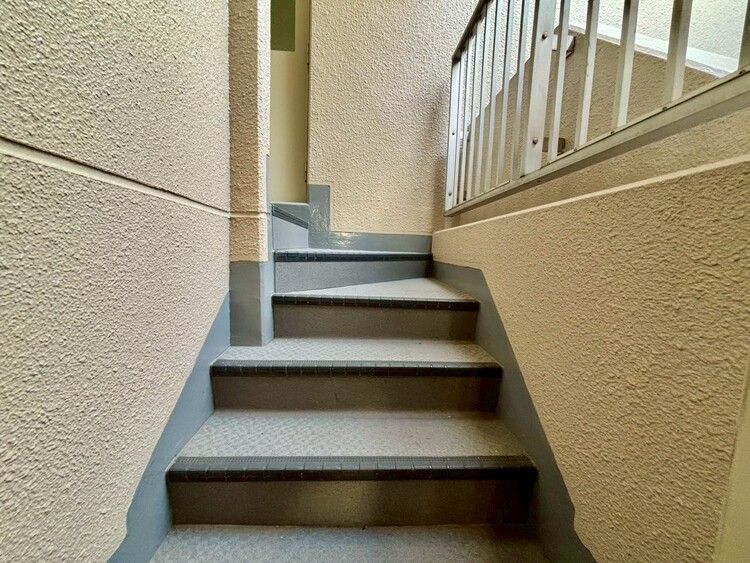 設備 共用部の階段です。明るく清潔に管理されています。