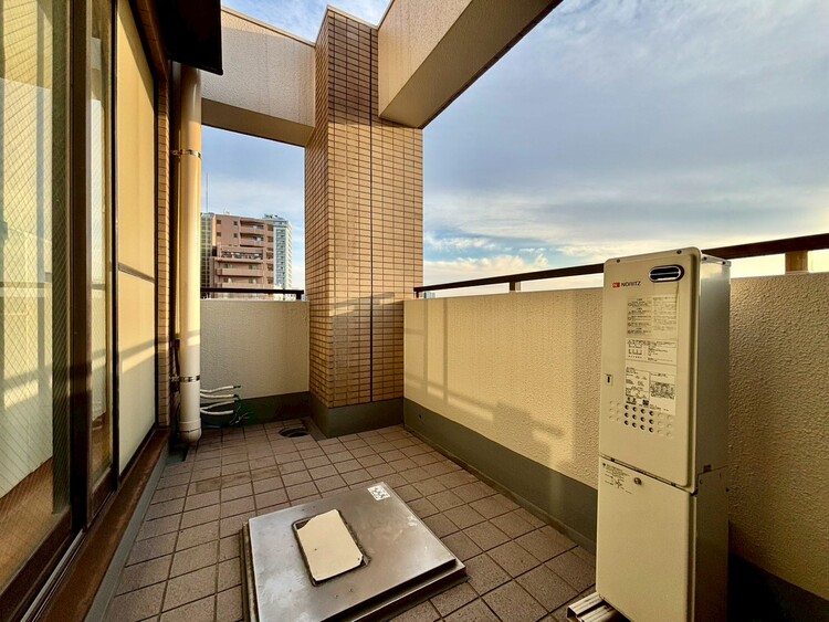 バルコニー 朝の澄んだ空気や、夕方に吹く清々しい風を感じられるバルコニー。