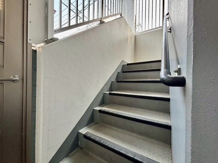 設備 共用部の階段です。明るく清潔に管理されています。
