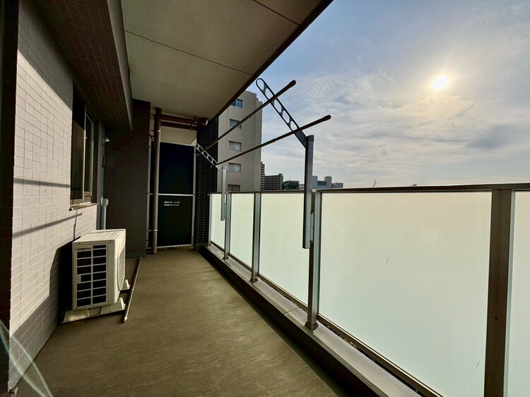 バルコニー 朝の澄んだ空気や、夕方に吹く清々しい風を感じられるバルコニー。