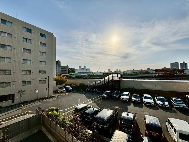 バルコニー 眺望や窓からの景色が良いと、家で過ごす時間も快適です。