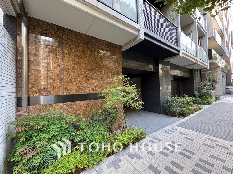 エントランス 【ENTRANCE】◆家族◆家で家族と過ごす時間は限られている。帰りを待つ家族の元へと急ぐときの弾む思い。そんな思いを引き立てる邸宅。