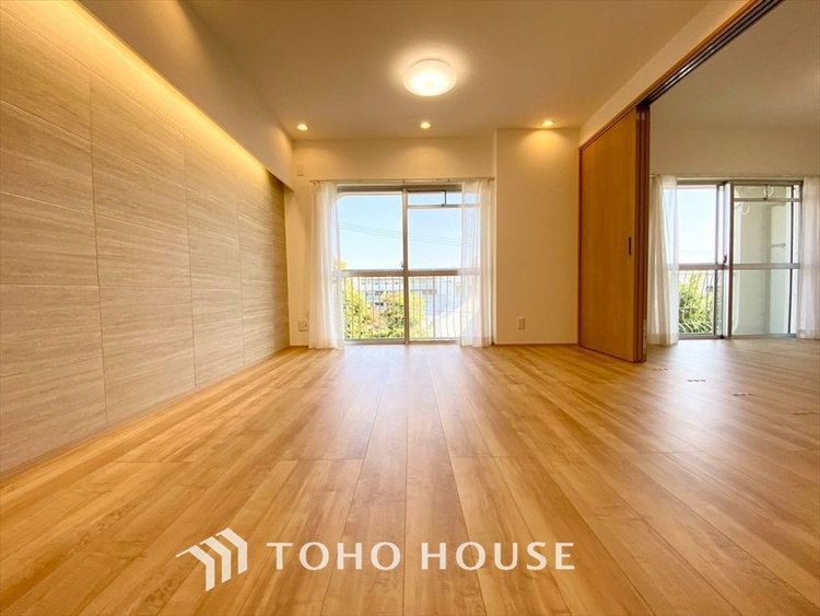 内装 【LIVING】◆眩い◆光が燦々と入り、家族の笑顔を照らす。「いつまでも続いて」と願う夢のような毎日がここにある。