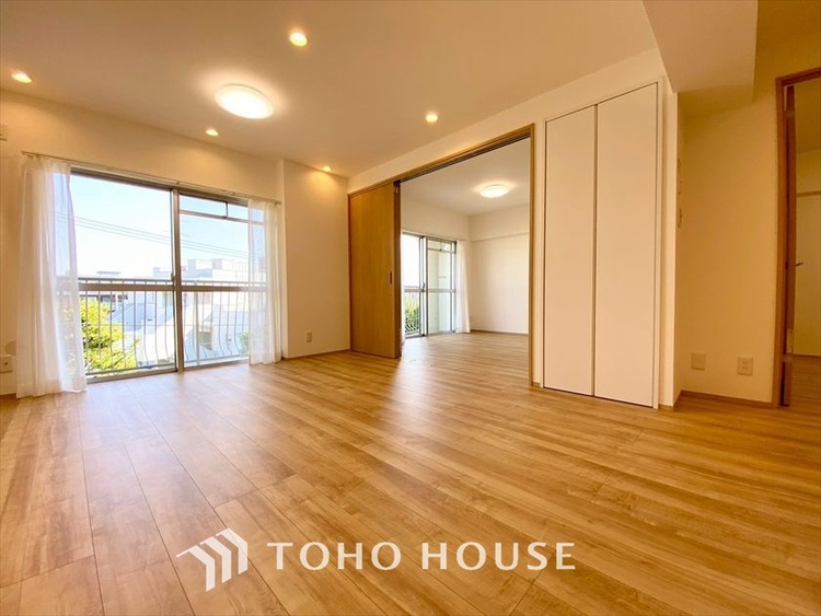 内装 【LIVING】◆扉を◆開くとこの景色。家族の”おかえり”の声が聞こえてきそう。