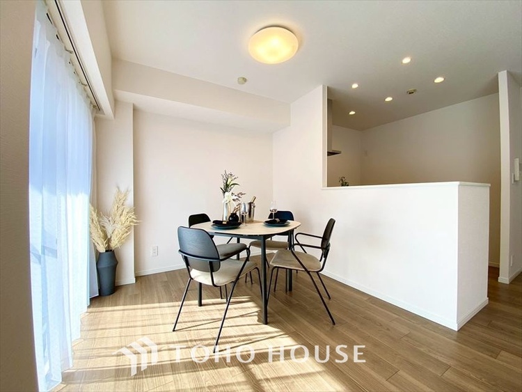 内装 【LIVING】◆陽光◆が差し込む。この開放的なLDKに家族の笑顔が集う。家族が一緒に過ごす空間は明るく、そして居心地よく。