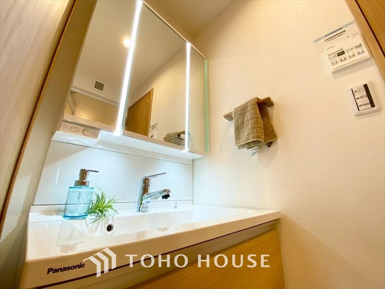 洗面 【WASHROOM】◆快適◆煌びやかな暮らしの中にも忘れたくない快適さ。大きな収納が助けてくれます。