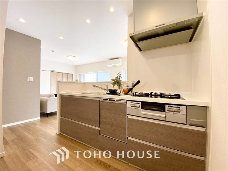 キッチン 【KITCHEN】◆ワクワク◆開放的で機能性も高いシステムキッチン。お子様は毎日のご飯にワクワク！