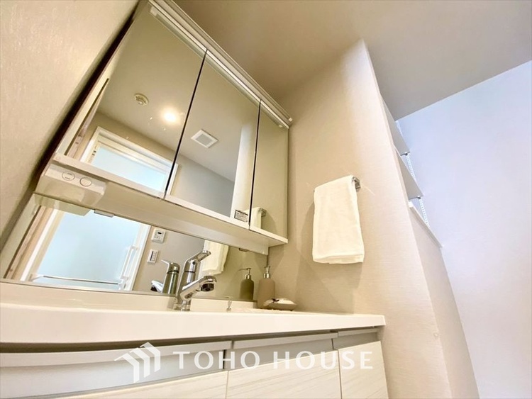 洗面 【WASHROOM】◆快適◆煌びやかな暮らしの中にも忘れたくない快適さ。大きな収納が助けてくれます。