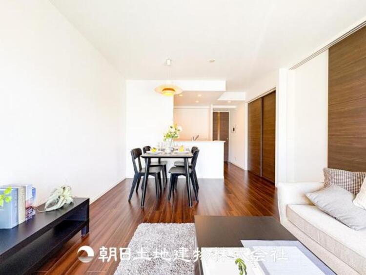 居間 リビングには潤沢な太陽が降り注ぎ、爽やかな住空間を演出しました。