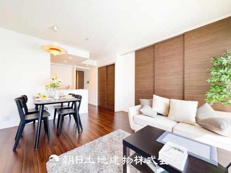 居間 家族や友人との時間など、１番多くの時間を過ごす空間だからこそ落ち着いた空間になります。