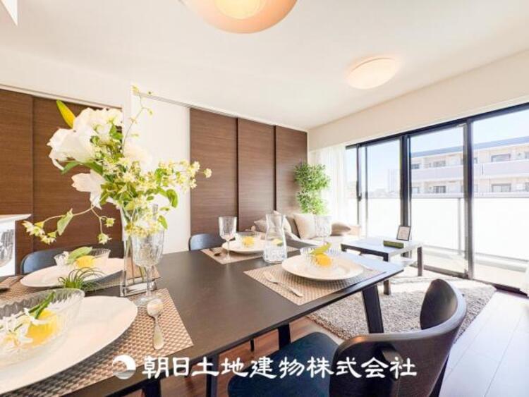 居間 大切な人とともに、心穏やかに過ごすひとときになるリビング。