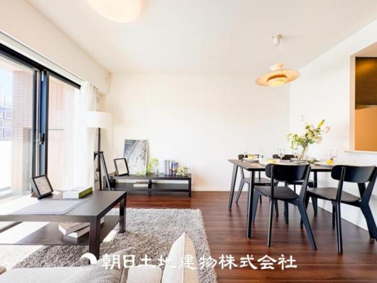 居間 大切なご家族、招いた友人と過ごすひと時を溢れる光が優しく包み込む空間。