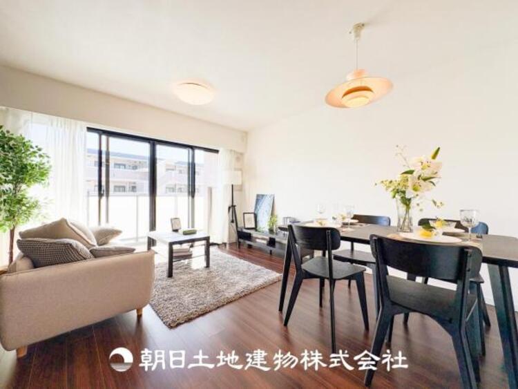 居間 話に夢中になりすぎて、ついつい時を忘れてしまう。そんな束の間の幸せを感じさせてくれる場所。