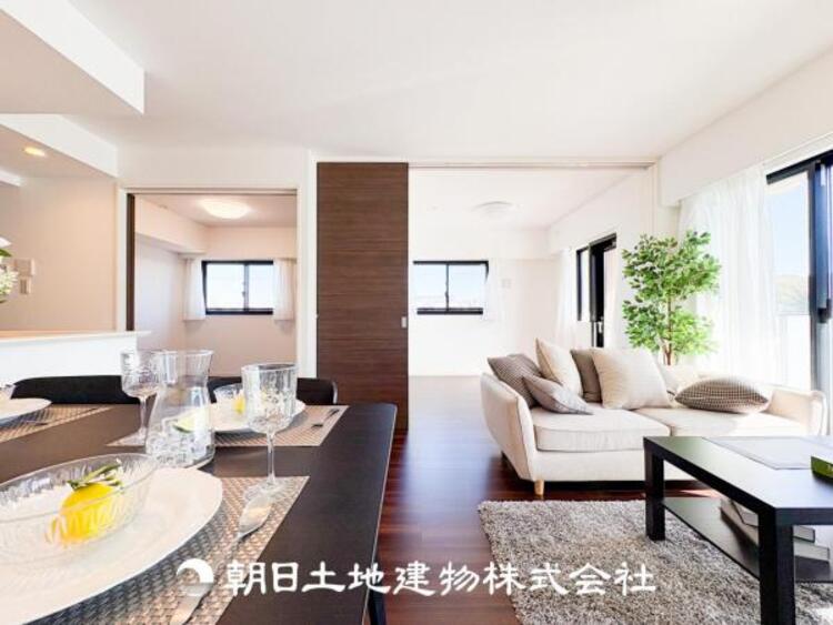 居間 リビングにはみんなが集い、食事や楽しい会話が始まる。